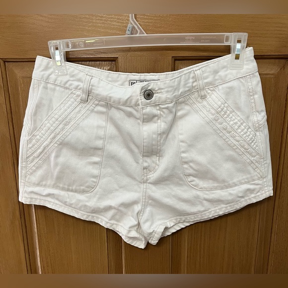 Free People Pants - Free People White jean shorts w/ design size 31 (11/12)